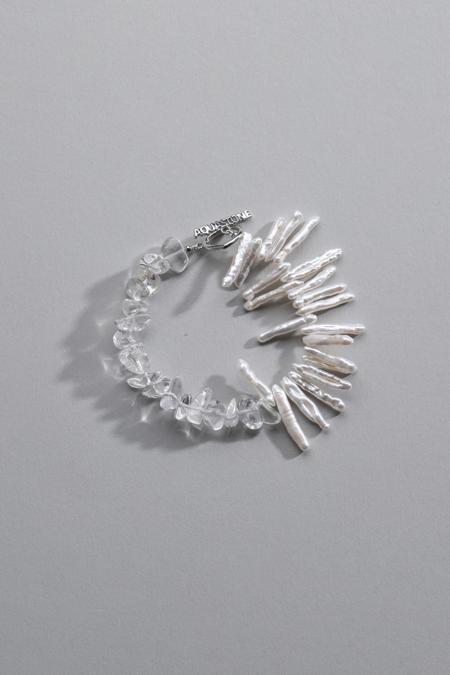 Pulsera de perlas de agua dulce barrocas con trocitos y varillas de cuarzo transparente