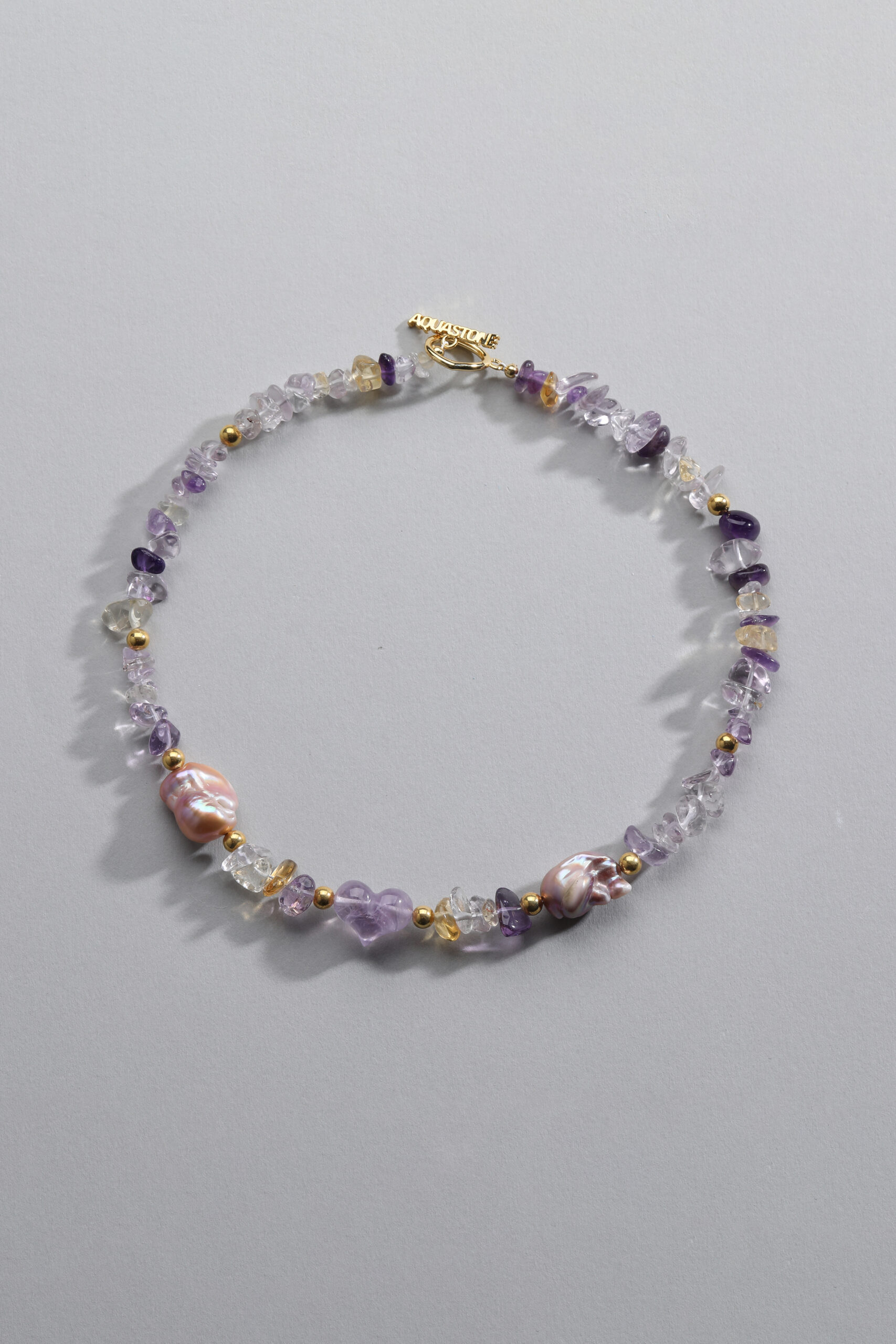 Collar delicado con un hilo de piedras preciosas variadas y perlas de agua dulce barrocas